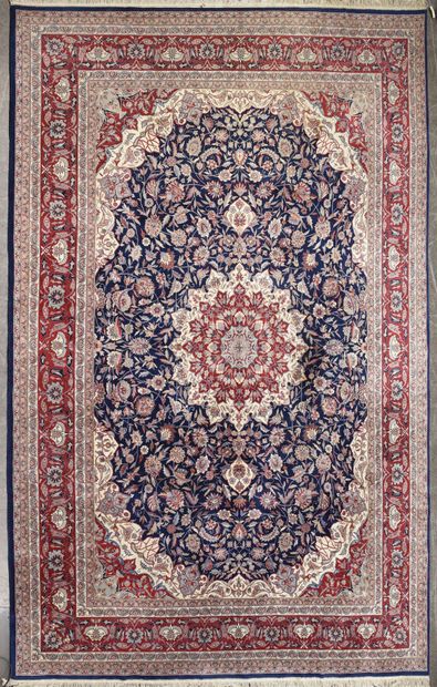 null Grand tapis en laine à décor Sarouck, d'un décor très classique : médaillon...