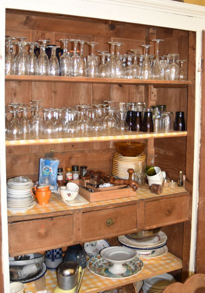null ^ Lot de verrerie courante : verres à whisky, service à orangeade, carafes,...