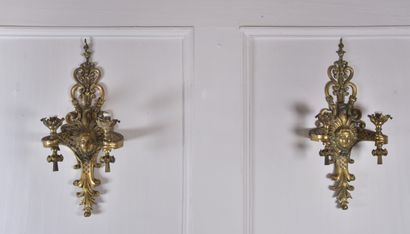 null ^ Paire d'appliques en bronze doré à deux lumières à décor de mascarons et rinceaux...