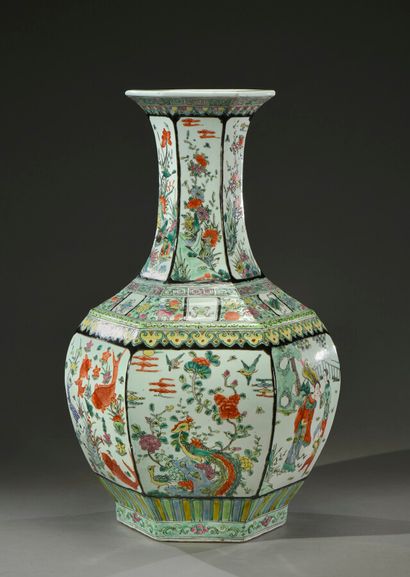 null CHINE - Fin du XIXe siècle ou début du XXe siècle

Grand vase hexagonal à long...