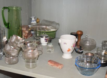 null ^ Lot de vaisselle courante composé de : un petit vase en céramique blanche,...