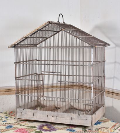 null ^ Cage à oiseau en bois et métal 

H. 70 cm L. 54 cm 

Fin du XIXe siècle 

Petits...