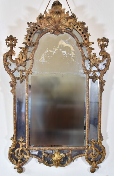 null ^ Beau miroir à parecloses en bois doré, à fronton découpé surmonté d'une large...