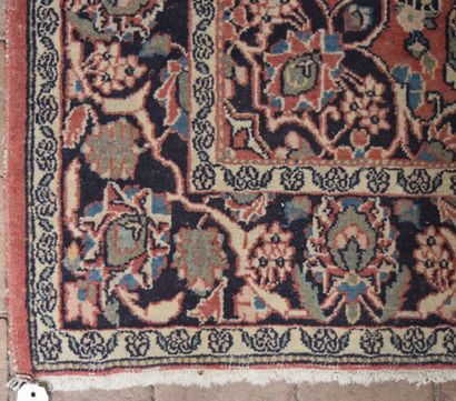 null ^ Tapis persan en laine à décor de médaillon central et fleurs stylisées sur...