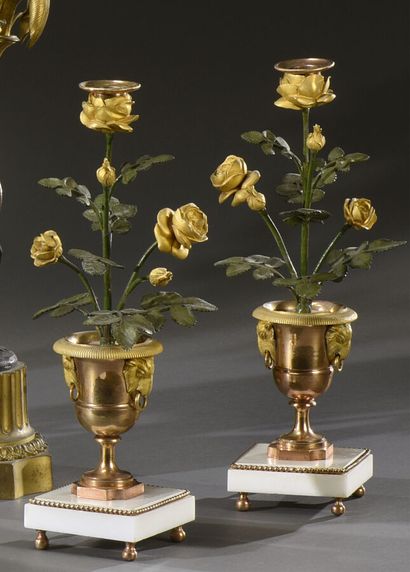 null Paire de petits vases Médicis en bronze doré, à prises mufle de lion, ornés...