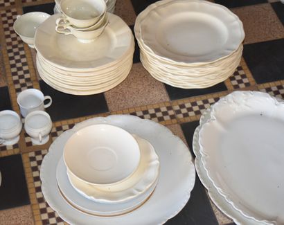 null ^ Lot en porcelaine blanche comprenant des assiettes, sous tasses, un petit...