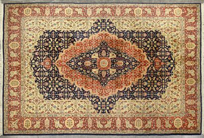null Grand tapis en laine à décor Tabriz à dessin classique, composé d'une bordure...