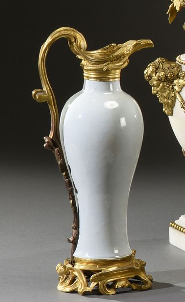 null Aiguière formée d'un vase en porcelaine façon céladon dans une monture en bronze...
