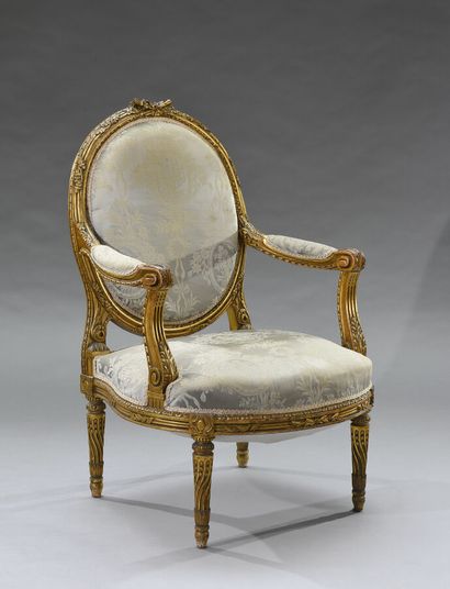 null Grand fauteuil à dossier plat médaillon en bois doré sculpté de rubans feuillagés...
