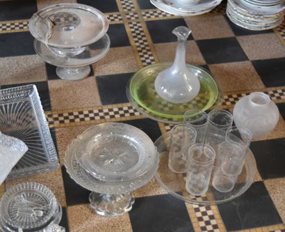 null ^ Lot en cristal taillé comprenant : deux petits présentoirs, un petit vase,...