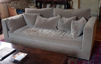 null ^ Deux canapés confortables deux places en velours de laine gris 

XXe siècle...