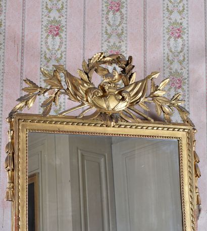 null ^ Miroir rectangulaire dans un encadrement en bois doré, mouluré et sculpté...