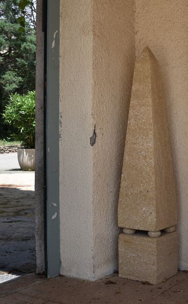 null Paire d'obélisques décoratifs en pierre reconstituée beige, quatre pieds boule...