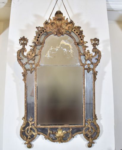 null ^ Beau miroir à parecloses en bois doré, à fronton découpé surmonté d'une large...
