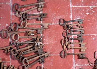 null ^ Lot comprenant une centaine de clefs et sept cadenas 

XVIIIe-XIXe siècle