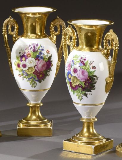 null PARIS

Two baluster vases in porcelain with polychrome decoration of large bunches...