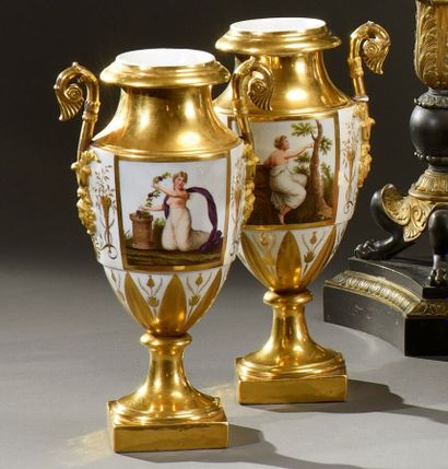 null PARIS

Paire de vases en porcelaine à décor dans une réserve carrée sur une...