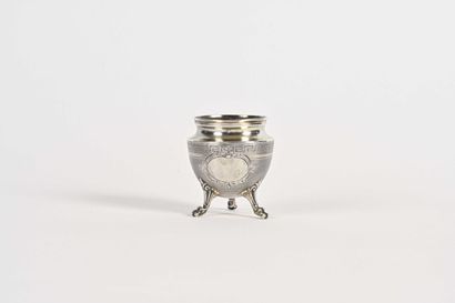 null Base de petit sucrier en argent amati et frise de grecques sur trois pieds feuillagés...