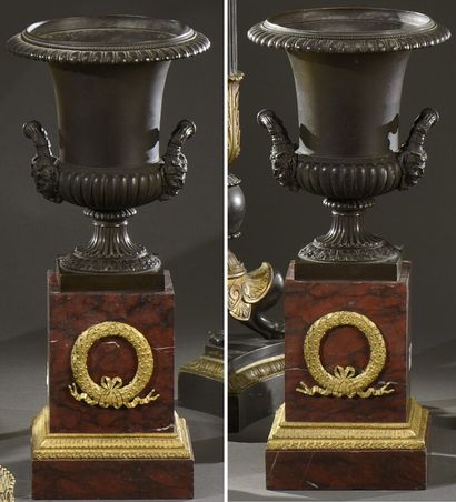 null Belle paire de vases Médicis en bronze patiné sur base carrée en marbre griotte...