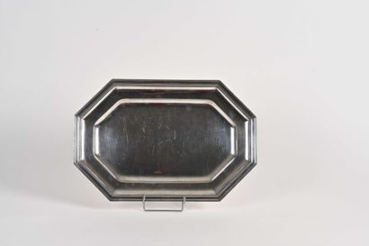 null Large rectangular silver dish with cut sides, moulded with fillets

Marked :...
