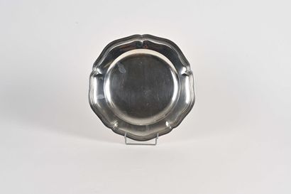 null Round half-hollow dish in silver, filets contours model

Marked : Minerve

From...