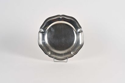 null Plat rond demi-creux en argent modèle filets contours

Poinçon : Minerve

De...