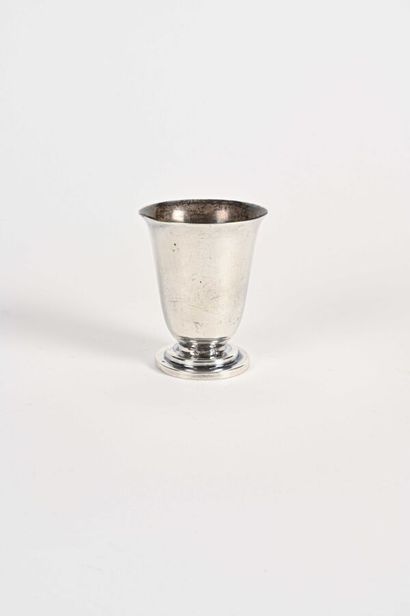 null Silver tulip tumbler on a round pedestal

Marked : Minerve

H. 8,7 cm Weight...