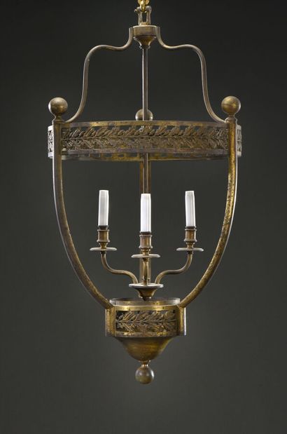 null Très belle monture de lanterne ovoïde en bronze doré à trois montants sommés...
