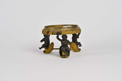 null Support cylindrique en bronze doré et patiné à motif de trois enfants Bacchus...