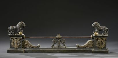 null Barre de foyer en bronze à motif central de rosaces et palmettes et deux motifs...