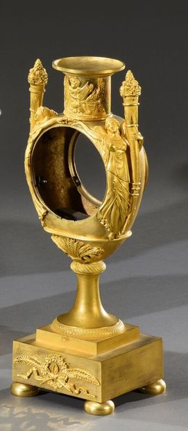 null Pendule urne en bronze doré, le col cylindrique appliqué d'un motif d'amour...