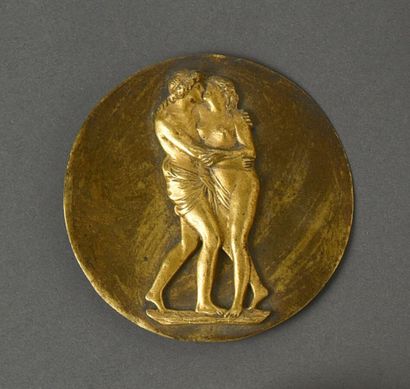null Paire de médaillons en bronze doré à sujet appliqué de couple à l'antique 

Epoque...