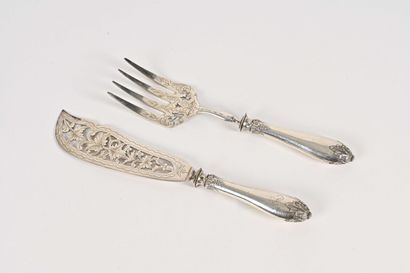 null Fish service, handles in plain silver with leaves, numbered SM. Shovel and spade...