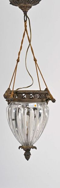 null Très belle lanterne ovoïde en cristal moulé de godrons et montants rainurés,...