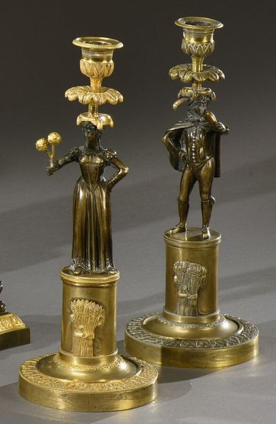 null Paire d'amusants bougeoirs en bronze doré et couple en costume Renaissance patiné,...