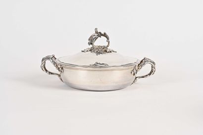 null Covered silver vegetable dish, the lid with contours, the handles and the lid's...