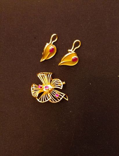 null 750 thousandth yellow gold lot composed of a pair of leaf-shaped earrings set...