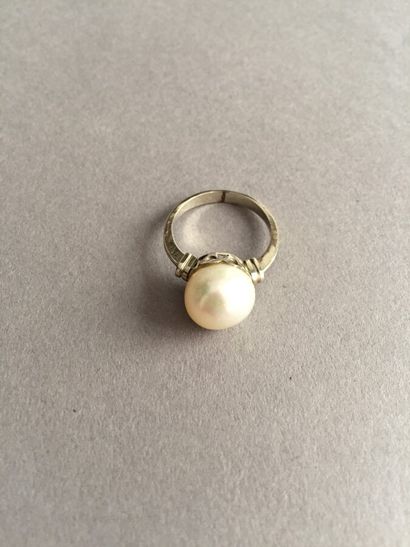 null Lot of two RINGS 

A pearl mounted in ring, white gold setting 750 thousandth...