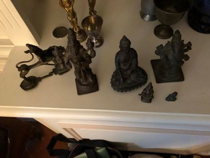null INDE, XIXe siècle

Lot de six petits bronzes indiens

Bronze



Comprenant :

-...
