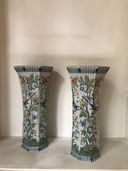 null DELFT, XIXe

Paire de vases cornets de section octogonale en faïence à décor...