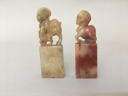 null CHINE XIXe-XXe siècle

Petit lot composé d'une figurine en porcelaine à couverte...