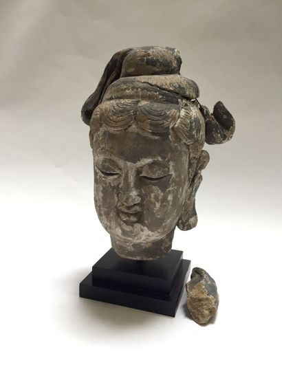 null CHINE - Époque MING (1368 - 1644)

Tête de de jeune femme en grès à traces de...