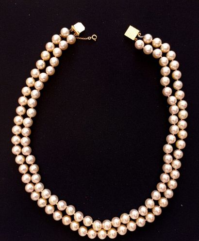 null NECKLACE with two rows of cultured pearls 

Gross weight : 80,0 gr

L. 46 cm...