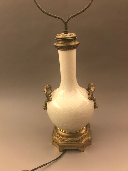 null Pied de lampe composé d'un vase bouteille en porcelaine craquelée et d'une monture...