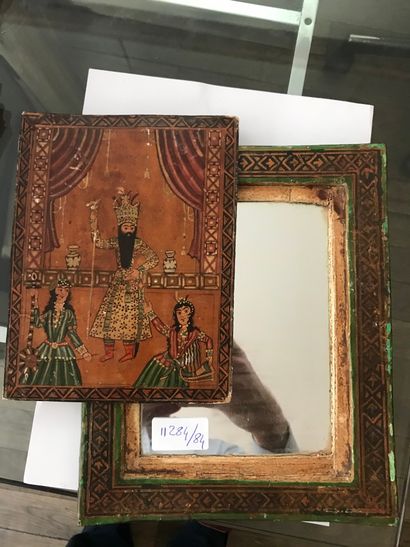 null Miroir persan

Papier mâché laqué

Iran, circa 1900

H. 25 cm 



Provenance...