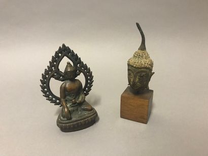 null Lot en bronze comprenant : un bouddha assis devant une mandorle et une tête...
