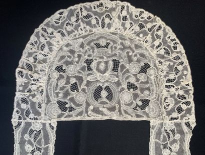 null Ensemble fond de bonnet, barbes et passe, fuseaux, Angleterre, vers 1750-60.

Assemblage...