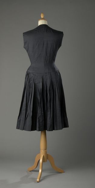 null ANONYME haute couture, circa 1950

Robe en soie noire, haut à encolure ronde...