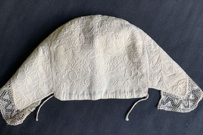 null Bonnets et une manche pour petit enfant, broderie, XVIIIe siècle.

Cinq bonnets...