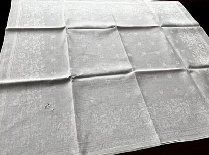 null Service de table nappe et serviettes damassées, fin du XIXe siècle.

Une nappe...